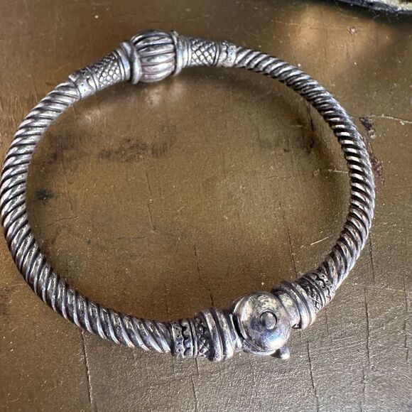 Elegant Artisan Bracelet – A Timeless Statement Piece - Picture 4 of 16